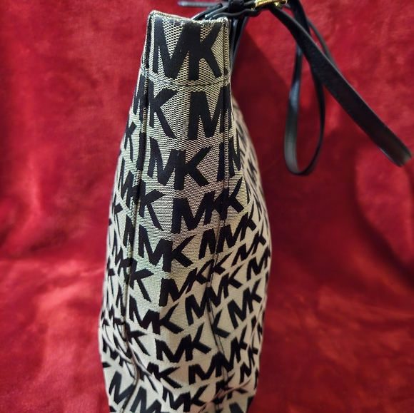 Beautiful Michael Kors Large Signature Tote/Shoulder Bag - Picture 7 of 12
